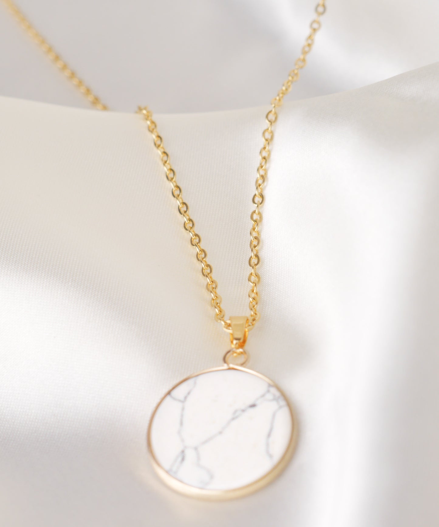 18K Gold Howlite Circle Necklace